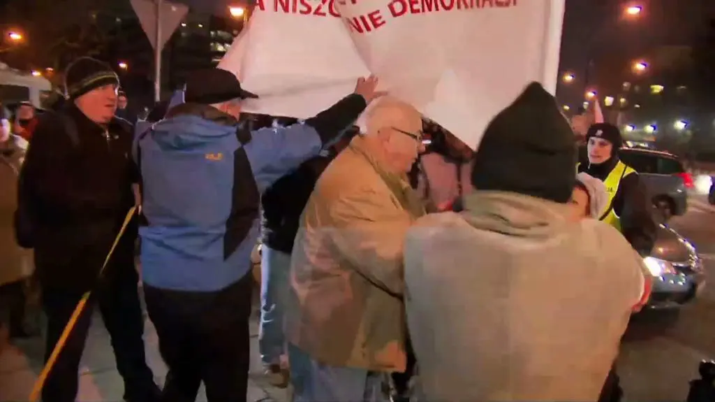 Przepychanki przed Sejmem