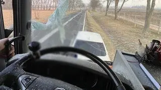 Tafla lodu przebiła szybę ciężarówki. Kierowca z ranami twarzy w szpitalu