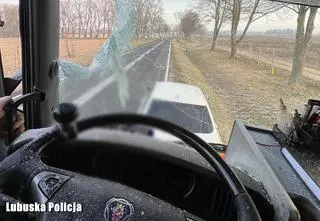 Tafla lodu przebiła szybę ciężarówki. Kierowca z ranami twarzy w szpitalu