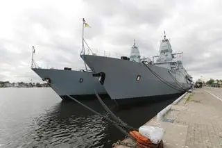 Manewry NATO "Northern Coasts" na Morzu Bałtyckim. Niemiecka łódź podwodna U36. Niemieckie fregaty Hamburg (z prawej) i Hessen (z lewej).