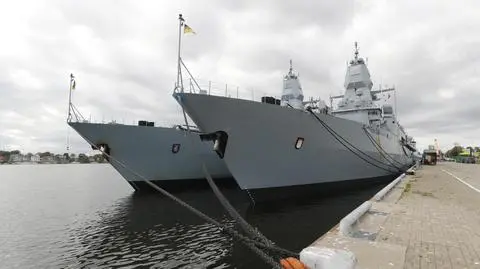Manewry NATO "Northern Coasts" na Morzu Bałtyckim. Niemiecka łódź podwodna U36. Niemieckie fregaty Hamburg (z prawej) i Hessen (z lewej).