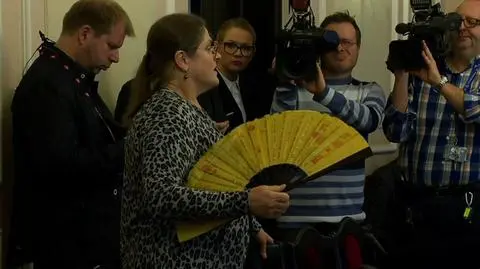 Dyskusja trojga przez całą salę