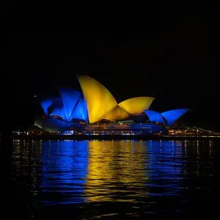 Opera w Sydney podświetlona na niebiesko-żółto