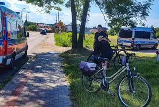 74-latka leżała na trawniku. Pomogła przypadkowa kobieta i policjanci