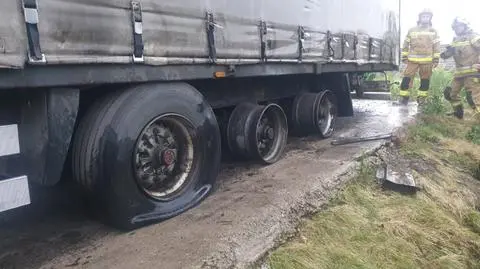 "Piorun uderzył w naczepę ciężarówki. Wybuchło sześć opon"