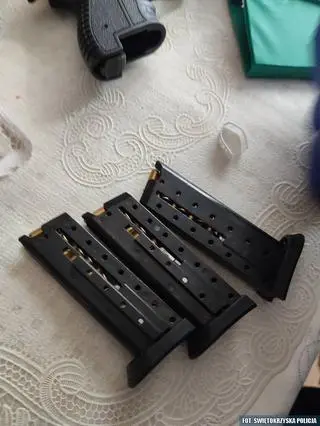 W mieszkaniu 68-latka policjanci znaleźli pięć przedmiotów przypominających broń oraz amunicję