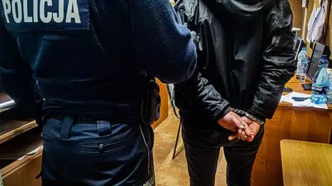 "Sprawdzając cmentarz, zauważyli mężczyznę, który chował się za drzewem. Gdy podeszli, zaczął uciekać"