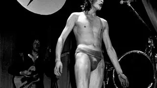 David Bowie na scenie w Szkocji w trakcie trasy koncertowej "Aladdin Sane tour", 1973