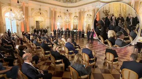 Prezydent przemawia, w trakcie wchodzi prezes PiS