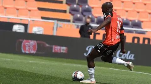 Piłkarz francuskiego klubu ofiarą napaści. Zaatakowano go w domu