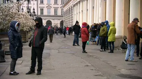 Kolejki przed mobilnym punktem szczepień w Warszawie