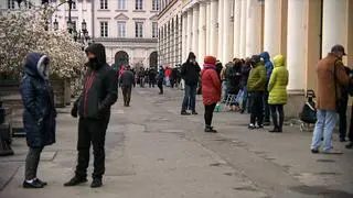 Kolejki przed mobilym punktem szczepień w Warszawie