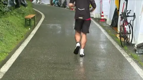 "Dogonię ich, nie bójcie się". Biegnący w klapkach Polak wiceliderem ultratriathlonu