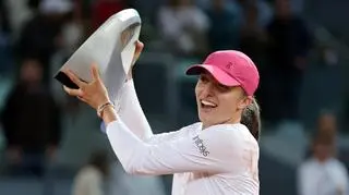 Iga Świątek z trofeum za wygraną w turnieju WTA 1000 w Madrycie