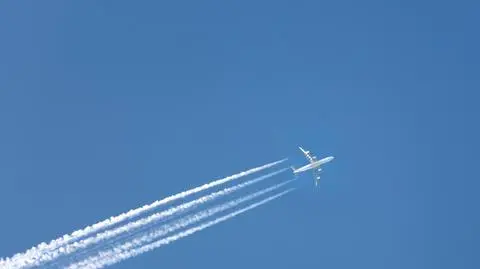 "Złowrogie" chemtrails? Fakty i mity o smugach na niebie