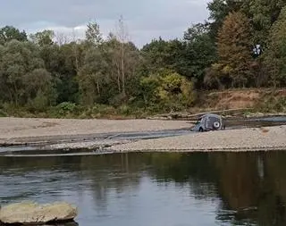 Samochód utknął w rzece