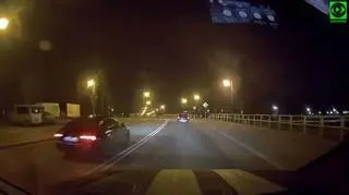 Kierowca, wyprzedzając, przekroczył podwójną ciągłą