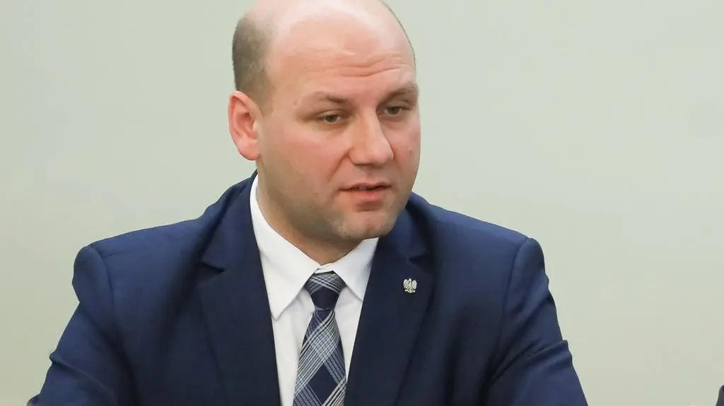 Szynkowski uzasadnia ograniczenie czasu wystąpień na komisji