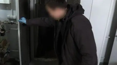 Tajemnice pralni chemicznej, czyli co policjanci znaleźli po drugiej stronie szafy