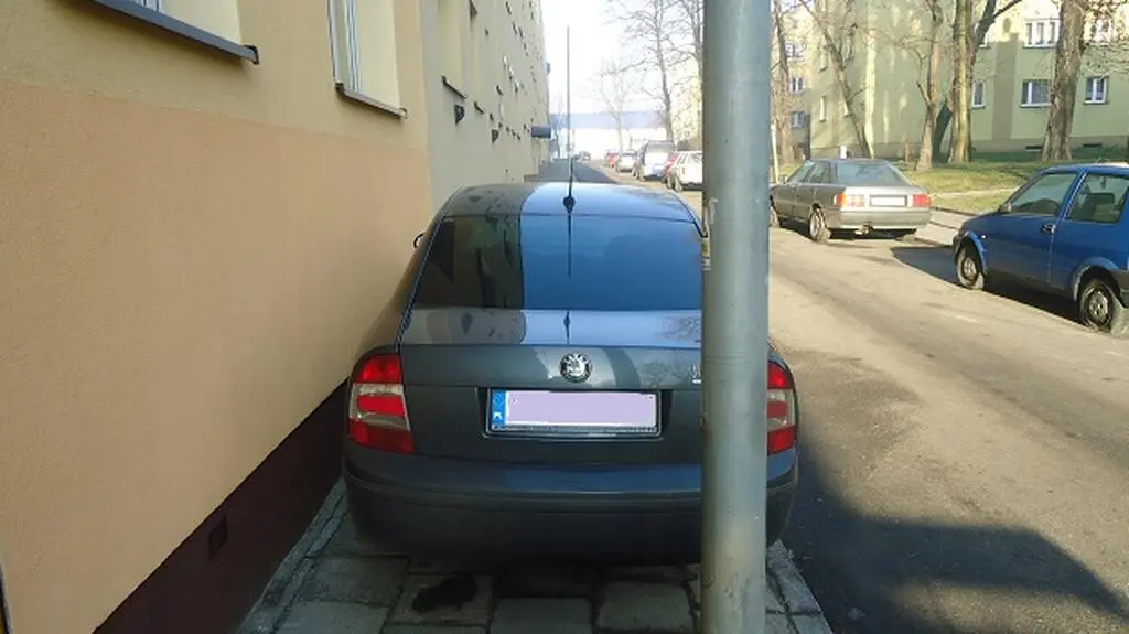 Chodnik zablokowany przez kierowcę