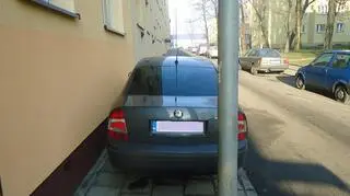 Chodnik zablokowany przez kierowcę
