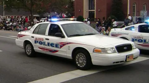 Wezwał policjanta i zaczął do niego strzelać. Kolejny atak