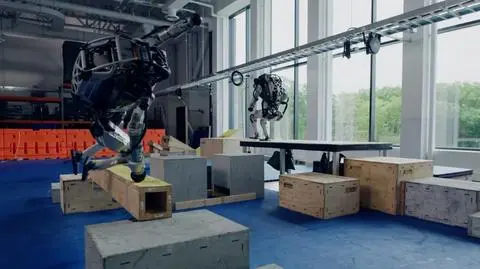 Roboty od Boston Dynamics pokonują tor przeszkód