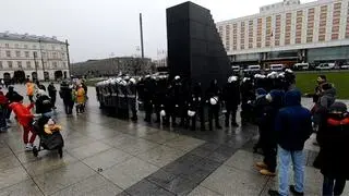Policja otoczyła kordonem pomnik smoleński w czasie protestu Strajku Kobiet