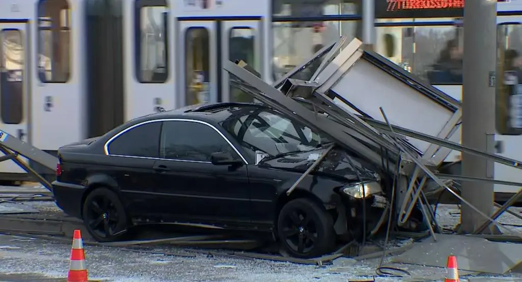 Samochód wjechał w przystanek tramwajowy