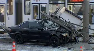 Samochód wjechał w przystanek tramwajowy