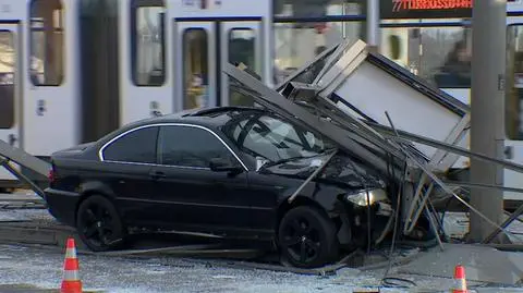 BMW staranowało przystanek tramwajowy