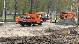 Ekipy drogowe w miejscu uderzenia bomby w Biełgorodzie 