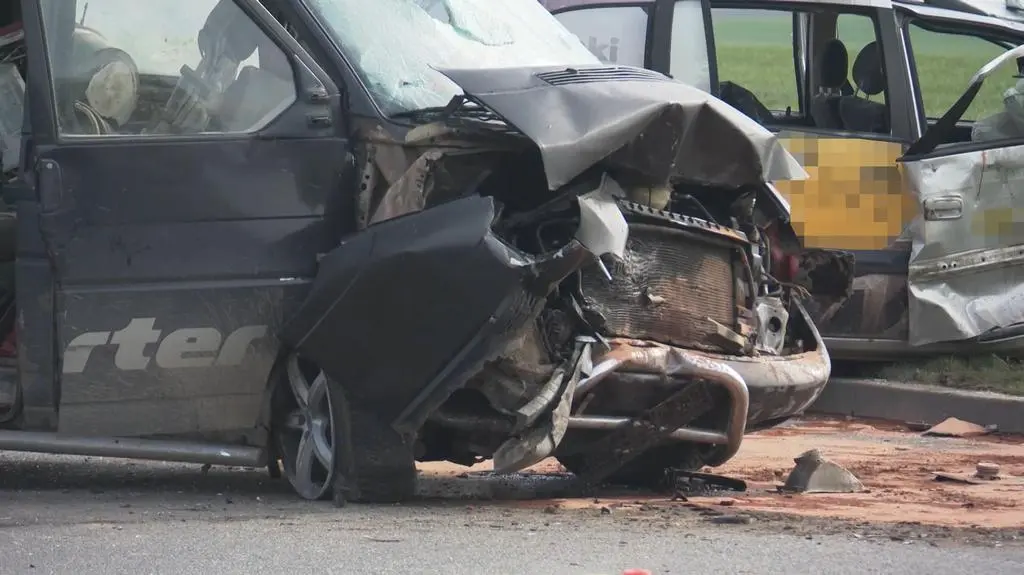 Auto zderzyło się z busem. Rekcin