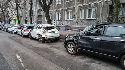 Jechali szybko, jeden koziołkował, uszkodził cztery auta. Do drugiego policja nie dotarła