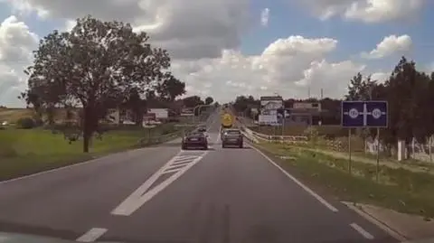 Wyprzedzał na skrzyżowaniu, przejechał na czerwonym świetle. Szuka go policja