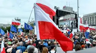 Uczestnicy i uczestniczki marszu na rondzie Dmowskiego