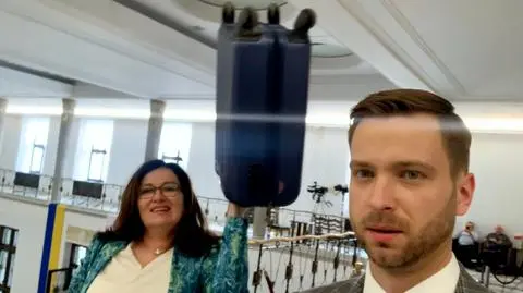 "Tyle w tej walizce, ile głosów poparcia dla Lewicy w Polsce"