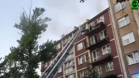 Pożar mieszkania. Jedna osoba w szpitalu, strażacy ewakuowali z balkonu matkę z dziećmi 