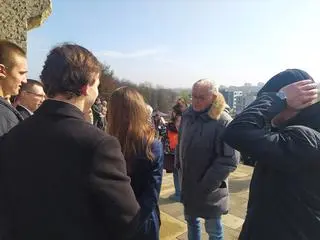 Senator Jerzy Fedorowicz rozmawia ze studentami AST