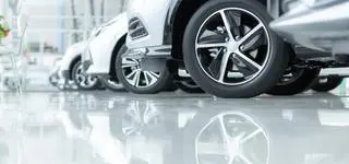 Samochody z kryzysem w standardzie. Dlaczego dopłacają, by je sprzedać?