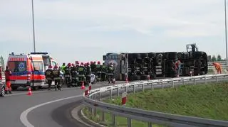 Strażacy podniosą cysternę przy pomocy ciężkiego sprzętu