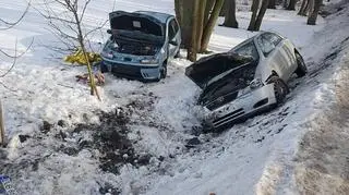 Dwa auta wpadły w poślizg na tym samym zakręcie