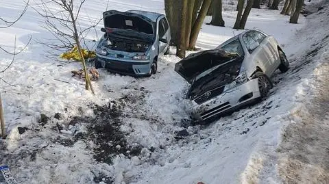 Dwa auta wpadły w poślizg na tym samym zakręcie
