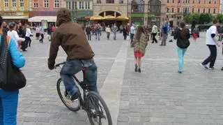 Rowerzyści wśród pieszych 