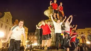 Kąpiel w fontannie po zwycięstwie