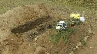 Zmarły miał około 30 lat. Spoczął na cmentarzu w Bohonikach