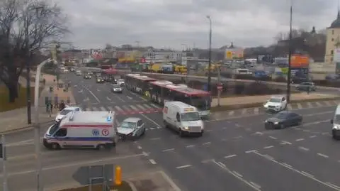 Karetka wjeżdża na skrzyżowanie, wtedy dochodzi do wypadku. Nagranie z monitoringu 