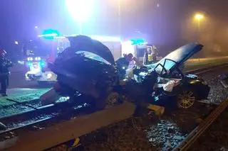 Bmw uderzyło w słup trakcji tramwajowej