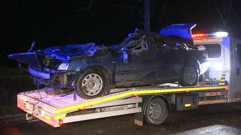 Po zderzeniu samochodów dwie osoby zginęły. Wypadek mieli też strażacy jadący na miejsce 