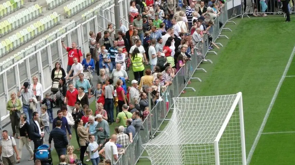 Zwiedzają stadion w Gdańsku